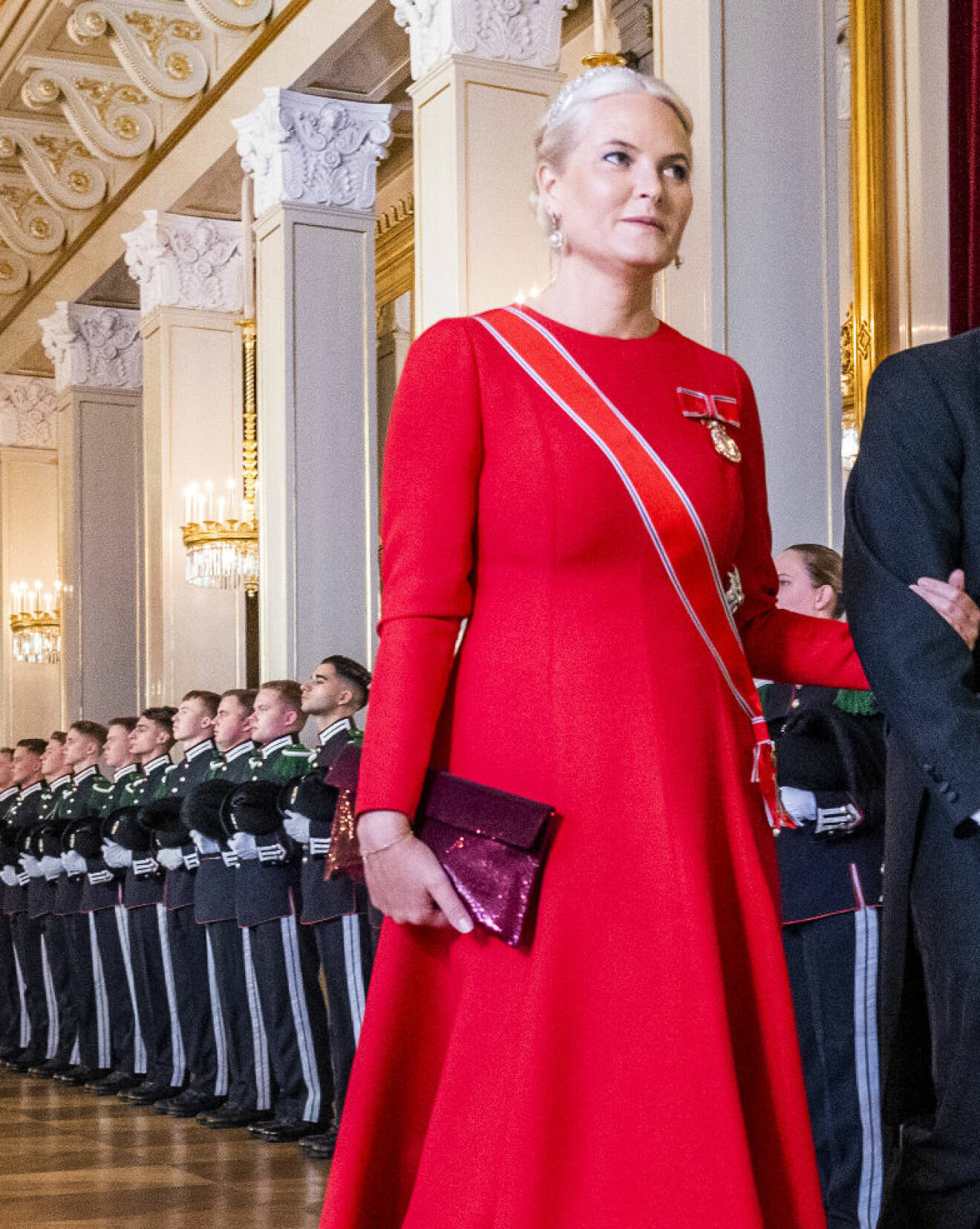Kronprinsessan Mette-Marit i en röd aftonklänning vid Stortingsmiddagen 2022