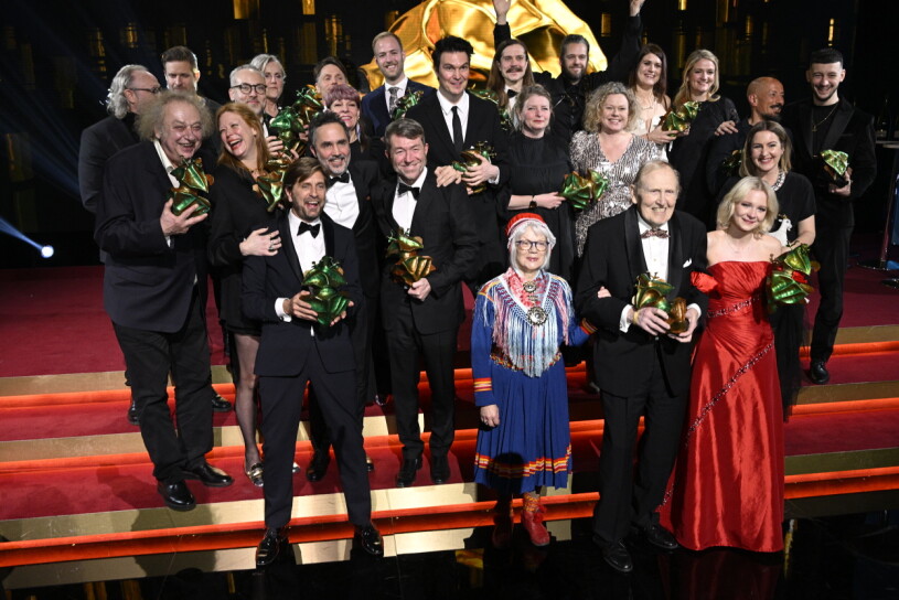 Årets vinnare på Guldbaggegalan ställer upp för kamerorna efter galan på Cirkus i Stockholm.