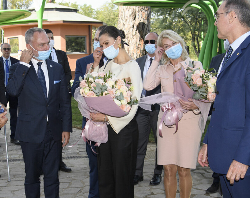 Victoria och Daniel med Sveriges ambassadör Jan Björklund och statsrådet Anna Hallberg. Kronprinsessan Victoria Prins Daniel Rom Ambassadör Jan Björklund Utrikeshandelsminister Anna Hallberg