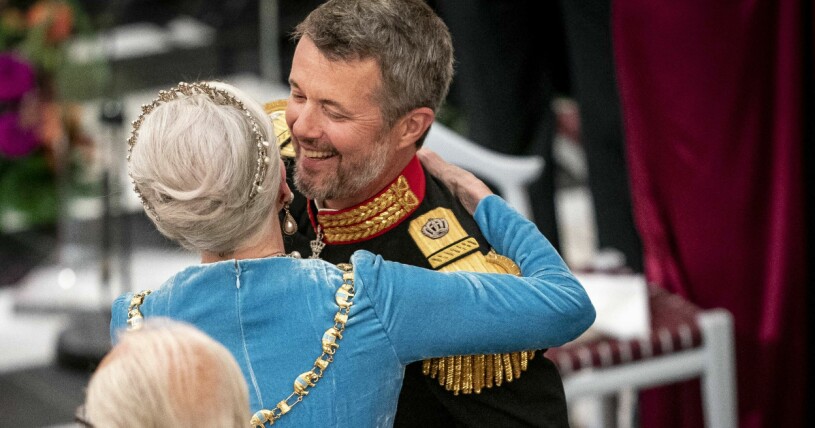 Margrethe och Frederik omfamnades i en kram efter talet. Kronprins Frederik och drottning Margrethe
