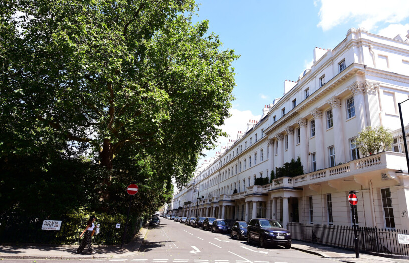 Här, på Londons dyraste gata Eaton Street äger Eva ett hus.