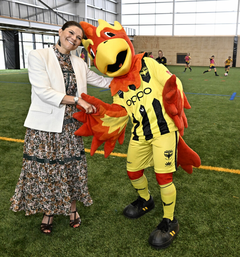 Dam-fotbolls-VM spelas på Nya Zeeland i sommar, och det ville kronprinsessan Victoria gärna lyfta fram. Kronprinsessan Victoria med maskot för ett lokalt fotbollslag på Nya Zeeland