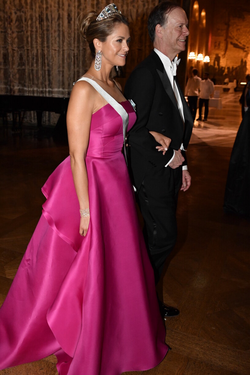Prinsessan Madeleines Nobelblåsa i chocking pink, Många kom faktiskt att tänka på Madonnas berömda Material Girl-klänning när de såg den. Prinsessan Madeleine i 2019 års Nobelklänning från Angel Sanchez