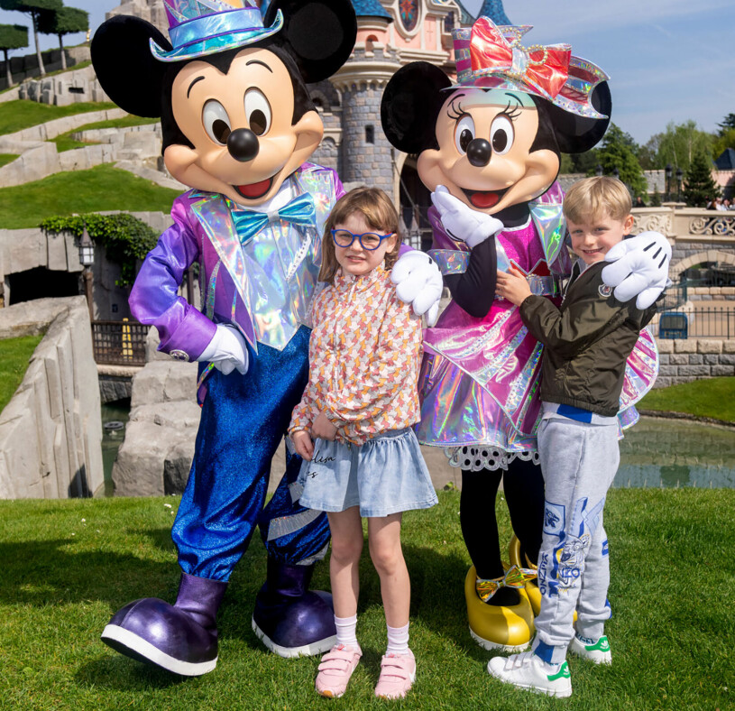 Disneyland Paris fyllde 30 år och furst Albert tog med barnen för att fira. prins Jacques och prinsessan Gabriella under besöket på Disneyland Paris 2022