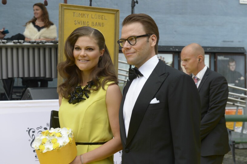 Det är sällan vi ser kronprinsessan i utsläppt hår – men vid vissa speciella tillfällen visar hon upp det otroliga svallet! Kronprinsessan Victoria och prins Daniel anländer anländer till utdelningen av Polarpriset.