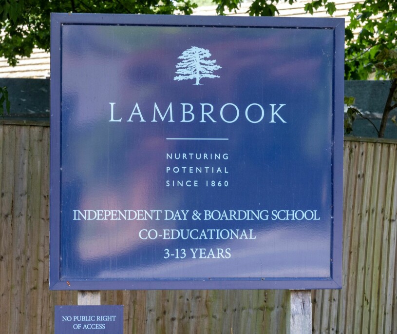 Syskonen är inte de första kungligheterna att studera på den exklusiva skolan. Lambrook