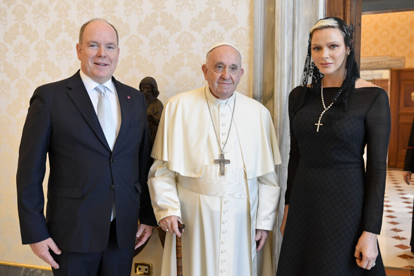 Charlene och Albert träffade påven på onsdagen.