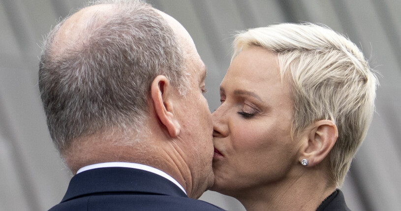 Furst Albert och furstinnan Charlene <a href="https://www.svenskdam.se/kungligt/chockbilderna-pa-charlene-och-albert-nu-reagerar-manga/8584777">kysser varandra</a> under besöket i Oslo, juni 2022. Furst Albert och furstinnan Charlene i Oslo