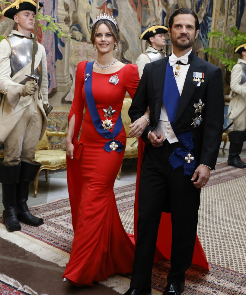 Prinsessan Sofia och prins Carl Philip på kungens galamiddag på tisdagskvällen. Prinsessan Sofia i en röd klänning från Zetterberg Couture