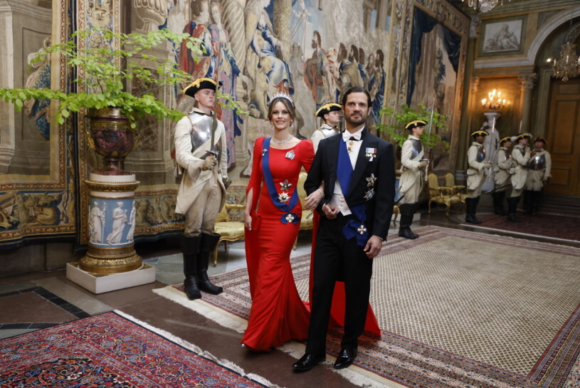 Prinsessan Sofia och prins Carl Philip anländer till tisdagens galamiddag på Stockholms slott för det finska presidentparet som är på ett två dagar långt statsbesök.