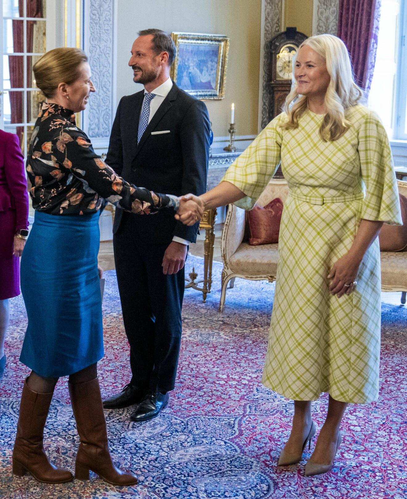 Kronprinsessan Mette-Marit i grön klänning vid lunch på slottet för mottagarna av Nordiska rådets pris 2023