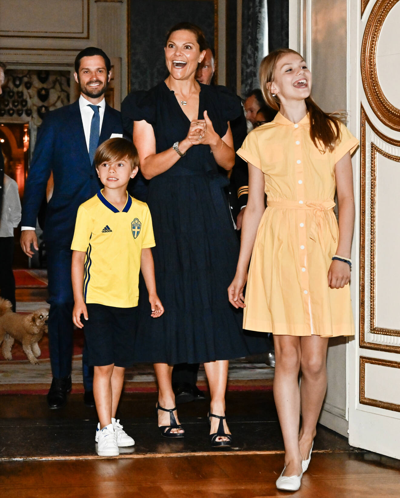 Kronprinsessan Victoria, prins Carl Philip, prins Oscar och prinsessan Estelle klädda i blågult på Stockholms slott