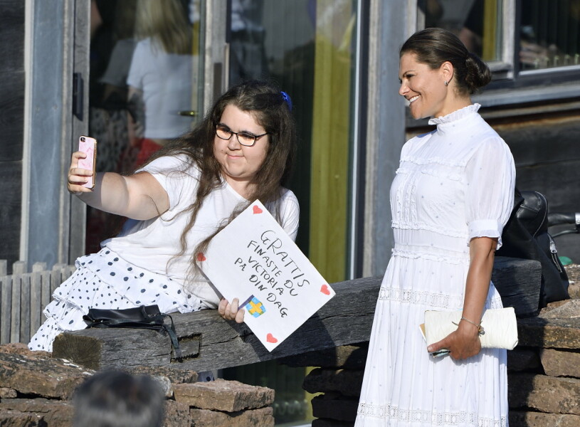 Kronprinsessan Victoria tvekar inte på att ställa upp på selfies! Kronprinsessan Victoria under Victoriadagen 2022