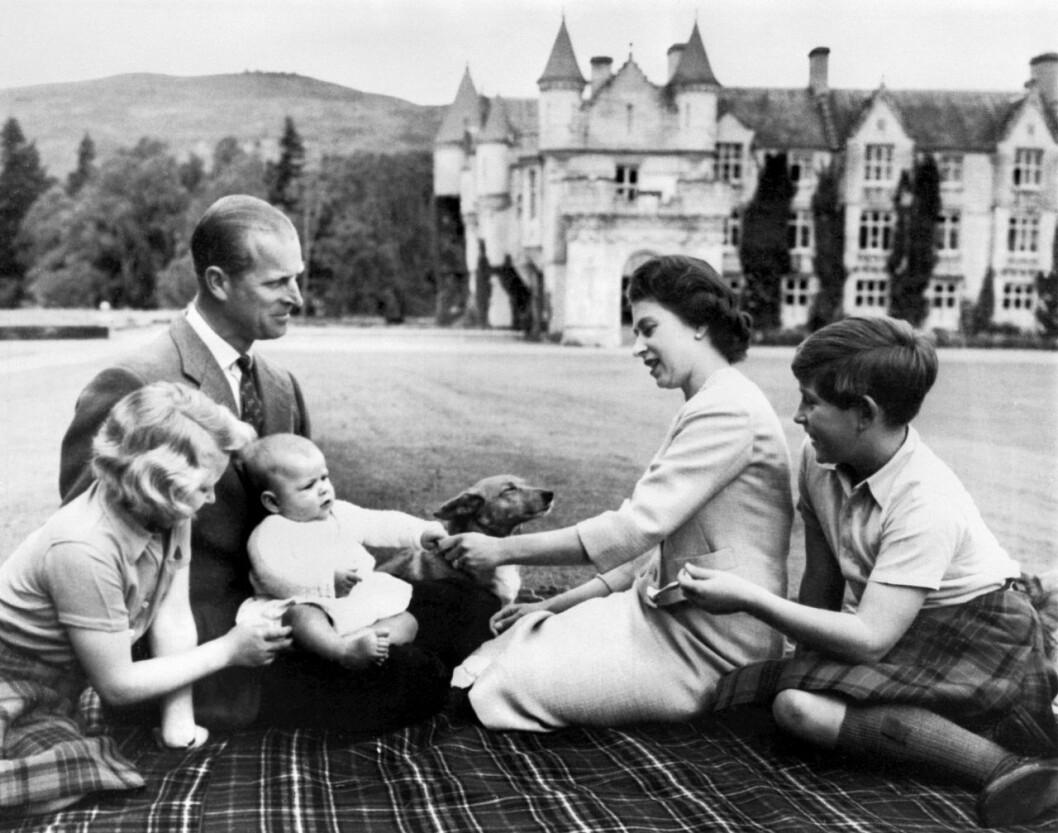 Familjen samlad på Balmoral. Familjen samlad på Balmoral.