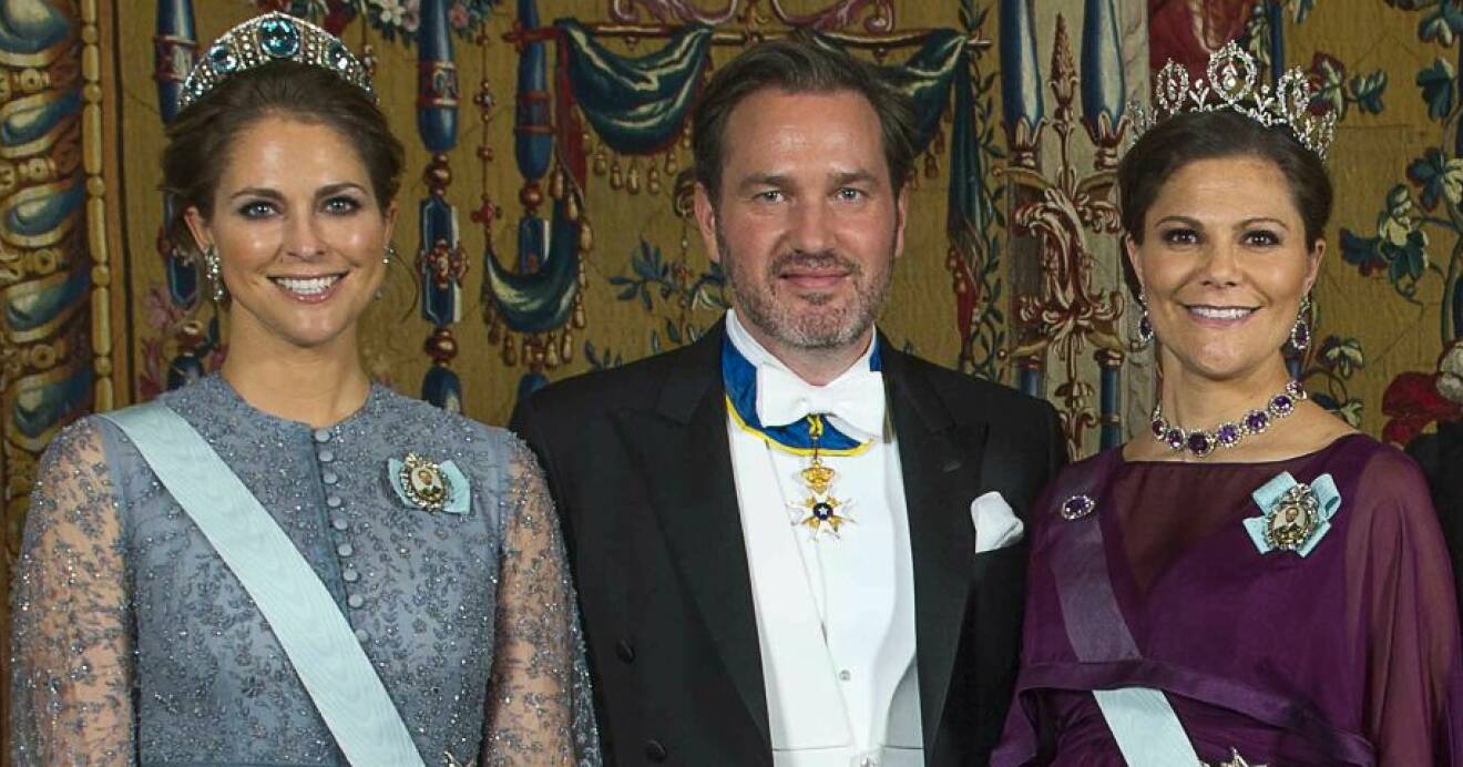 Prinsessan Madeleine, Chris O'Neill och kronprinsessan Victoria ler mot kameran under Nobelfestligheterna
