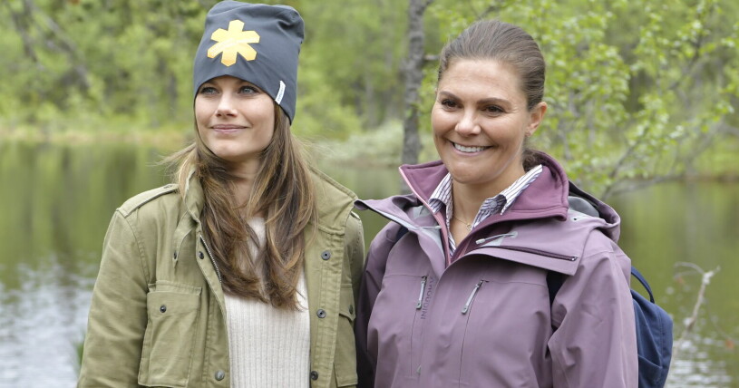 En prinsessa och en framtida drottning. Kronprinsessan Victoria och prinsessan Sofia tillsammas med scouter vid Fulufjällets nationalpark på onsdagen under kronprinsessan sista landskapsvandring i Dalarna.