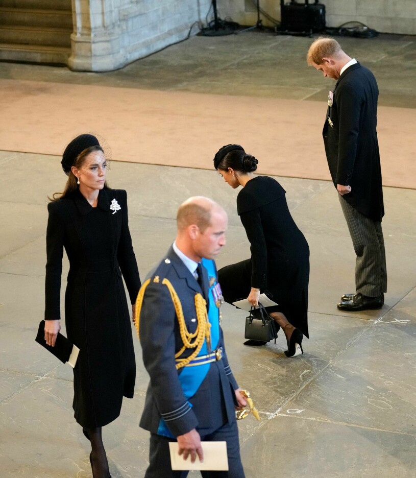 Meghan neg djupt framför drottning Elizabeths kista. Meghan Kate William Harry