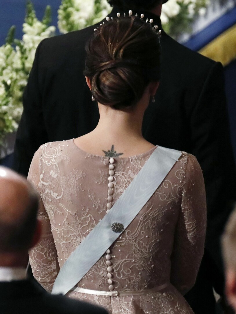 Tittar du noga så ser du pärlorna och blinget! Prinsessan Sofias Nobelklänning 2017