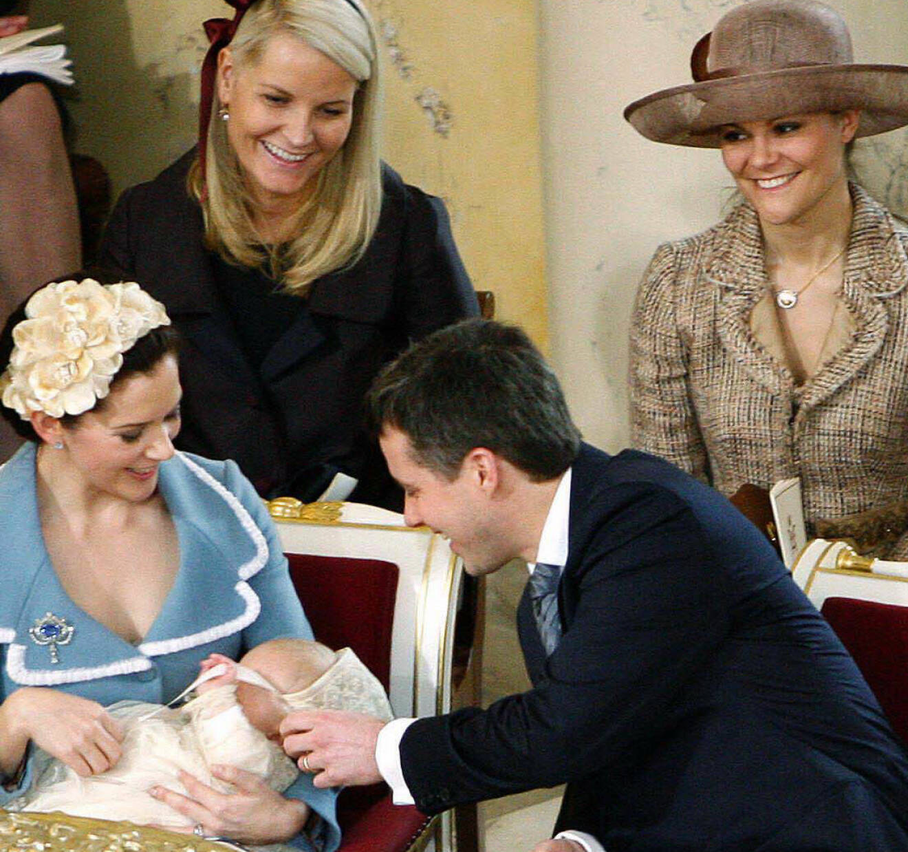 Prins Christians faddrar kronprinsessan Victoria och kronprinsessan Mette-Marit vid dopet i Köpenhamn 2006