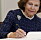 Drottning Silvia skriver i gästboken under statsbesök i Estland 2023
