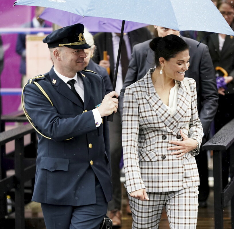 Adjutanten, en räddande ängel med sitt paraply. Kronprinsessan Victoria på H22 i Helsingborg åtföljd av vakthavande adjutant