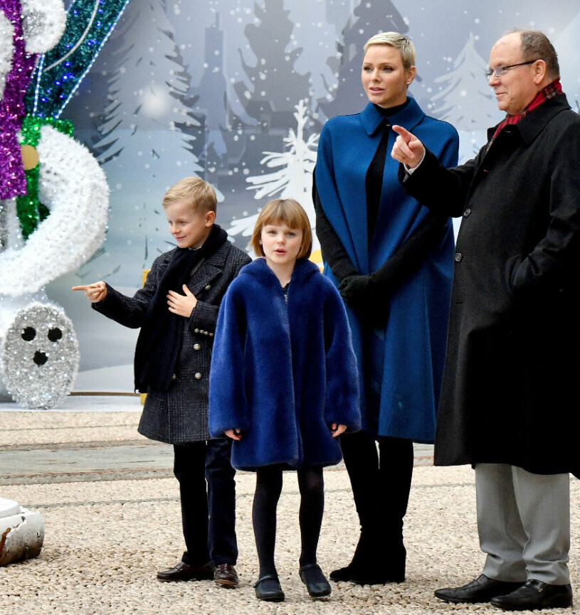 Två år senare: Charlene tillbaka på julmarknaden tillsammans med Albert och deras åttaåringar, prins Jacques och prinsessan Gabriella. Furstinnan Charlene på julmarknad i Monaco med furst Albert och barnen prins Jacques och prinsessan Gabriella