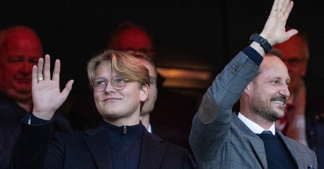 Sverre Magnus och kronprins Haakon var på plats för att se Nations League-matchen mellan Norge och Serbien. Då dök Sverre Magnus upp med sin nya mystiska ring! Sverre Magnus och Haakon