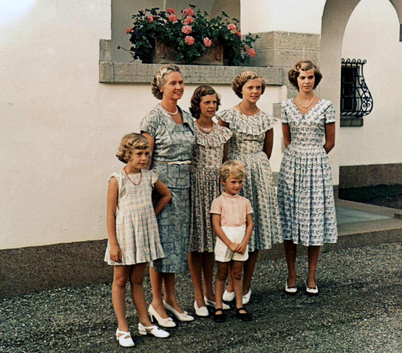 Ca 1950. Prinsessan Sibylla med barnen, fr vänster prinsessan Christina, prinsessan Désirée, kronprins Carl Gustaf, prinsessan Birgitta och prinsessan Margaretha.