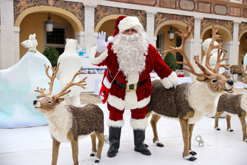 Jul – Monaco style – med tomte, renar och fusksnö. Charlene och Albert har julmarknad i furstepalatset 2022