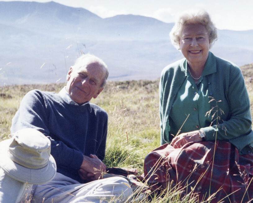 Drottning Elizabeths privata bild, från en lycklig utflykt med prins Philip på Balmoral 2003. Drottning Elizabeths privata bild på prins Philip
