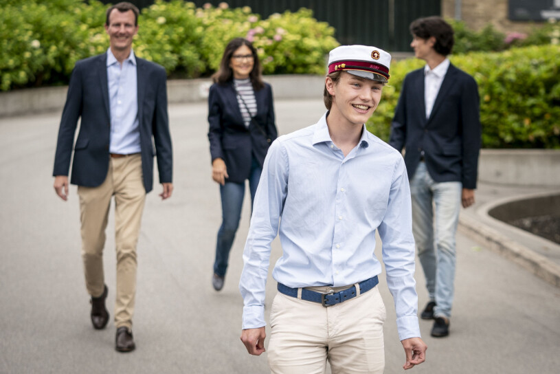 Förra månaden tog prins Felix studenten. I bakgrunden pappa prins Joachim, mamma grevinnan Alexandra och bror prins Nikolai. Prins Joachim, grevinnan Alexandra och prins Nikolai