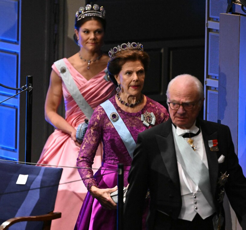 Drottningens flotta entré. Drottning Silvia, kronprinsessan Victoria och kungen på Nobel 2022