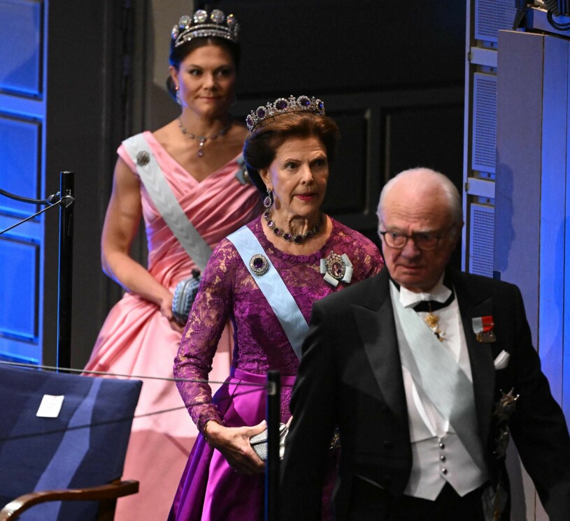 Kungen, drottningen och kronprinsessan. Och första glimten av årets Nobelklänningar. Kronprinsessan Victoria, drottning Silvia och kungen vid Nobel 2022 i Konserthuset.