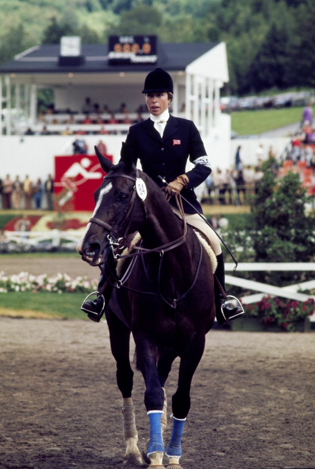 Prinsessan Anne i sadeln på sin häst Goodwill när hon tävlade 1976 i Olympiska spelen. prinsessan anne vid OS