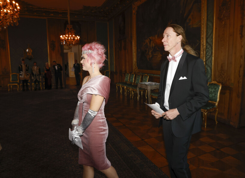Melinda och E-Type på plats på slottet! Martin "E-type" Erikson med flickvännen Melinda Jacobs kommer till Sverigemiddagen på Stockholms slott på fredagen.