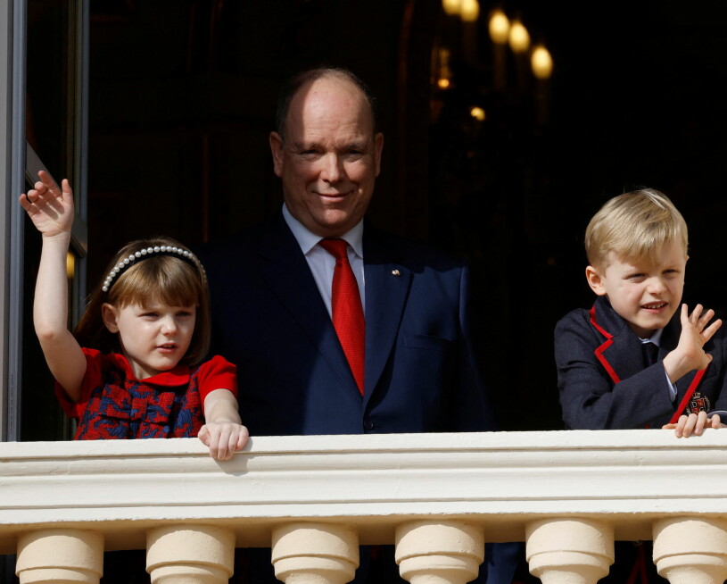 Monaco-tvillingarna på slottsbalkongen tidigare i dag. Furst Albert med prinsessan Gabriella och prins Jacques Saint Dévote 2022