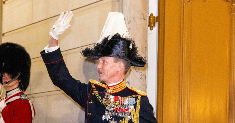 Prins Joachim vinkar glatt till folket som kommit för att önska danska kungafamiljen ett gott nytt år. Prins Joachim vinkar till folket