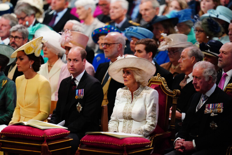 Kate och William på första bänk i St Paul’s Cathedral, bredvid Charles och Camilla. Hertiginnan Kate Prins William Hertiginnan Camilla och prins Charles under firandet av drottning Elizabeths 70 år på tronen