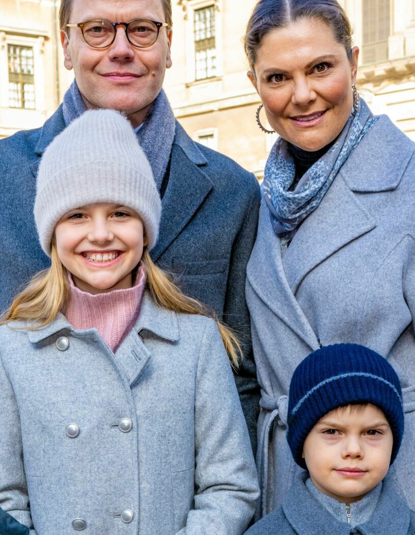 Hagafamiljen. Men nu är både prins Daniel och prins Oscar sjuka. Prins Daniel Kronprinsessan Victoria Prinsessan Estelle Prins Oscar firar Victorias namnsdag 2022