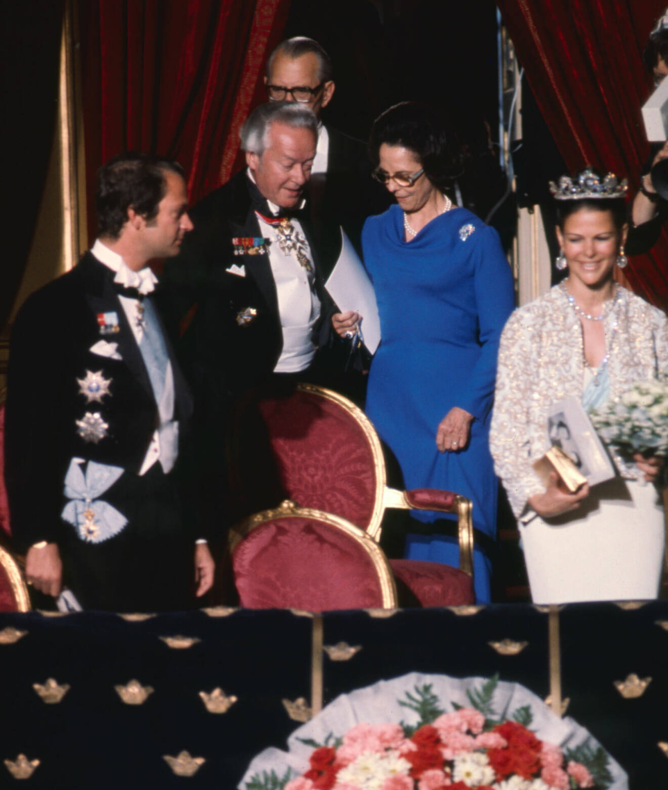 Kungen och Silvia, samt hennes föräldrar Alice och Walter Simmerlath, i kungliga logen på operan i Stockholm kvällen före bröllopet 1976.