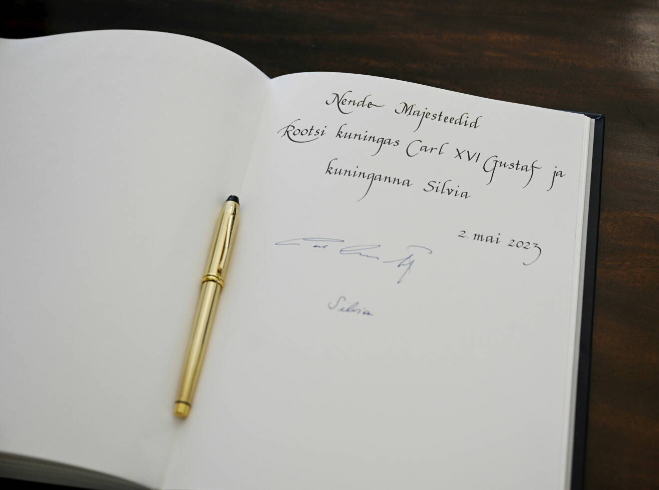 Kungaparets namnteckningar under statsbesök i Estland 2023