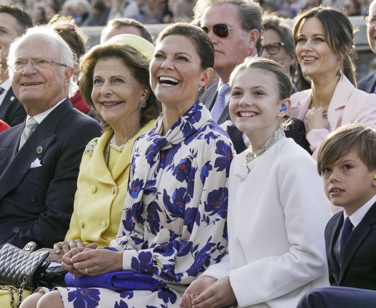 Kung Carl Gustaf, drottning Silvia, kronprinsessan Victoria, prinsessan Estelle och prins Oscar i publiken när Stockholm stad arrangerar en jubileumskonsert på Norrbro i samband med kung Carl XVI Gustafs 50-årsjubileum på tronen.