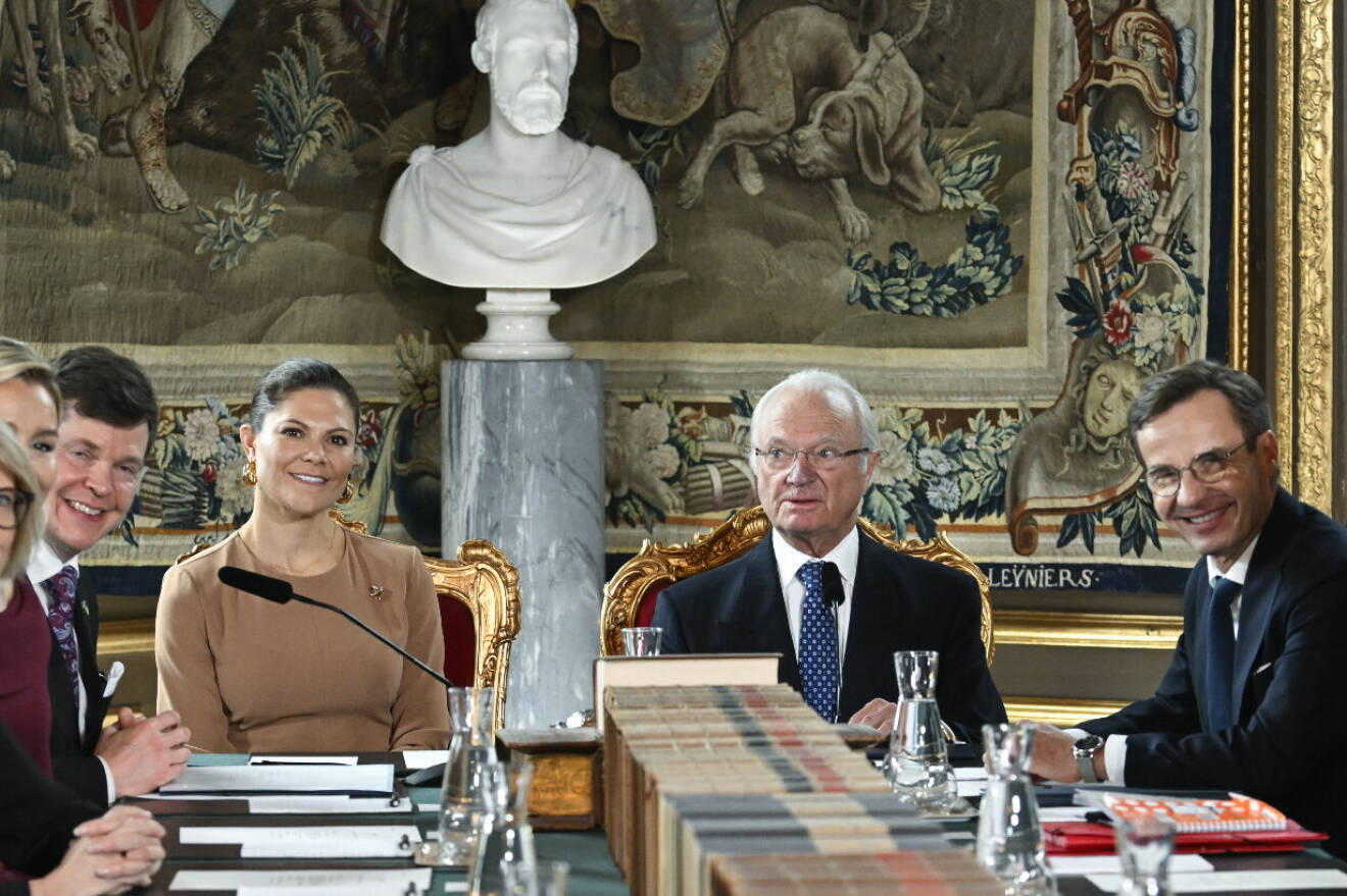 Kungen och kronprinsessan Victoria under skifteskonseljen på slottet 2022