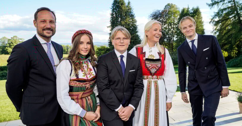 Marius är med när det kommer till mer personliga angelägenheter, som i somras på Sverre-Magnus konfirmation. marius borg prins haakon mette-marit