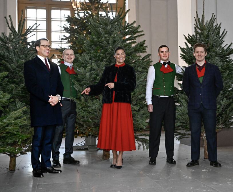 Kronprinsessan Victoria och prins Daniel tog emot årets julgranar av Skogshögskolans studentkår i Umeå på Stockholms slott.
