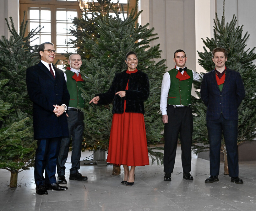 Kronprinsessparet kickade igång julen på fredagen! Kronprinsessan Victoria och prins Daniel tog emot årets julgranar av Skogshögskolans studentkår i Umeå på Stockholms slott.