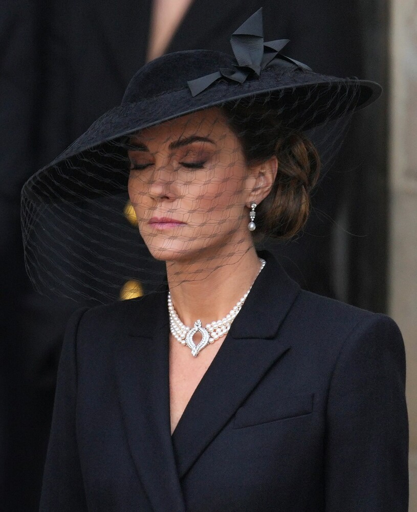 Kate hedrade Elizabeth genom att bära ett av drottningens halsband. Kate Middleton