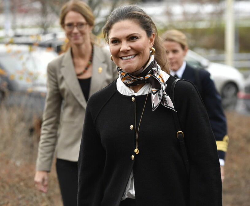 Kronprinsessan med sitt följe från hovet: Hovmarskalk Lena Bartholdson samt vakthavande adjutant. Kronprinsessan Victoria Hovmarskalk Lena Bartholdson Vakthavande adjutant
