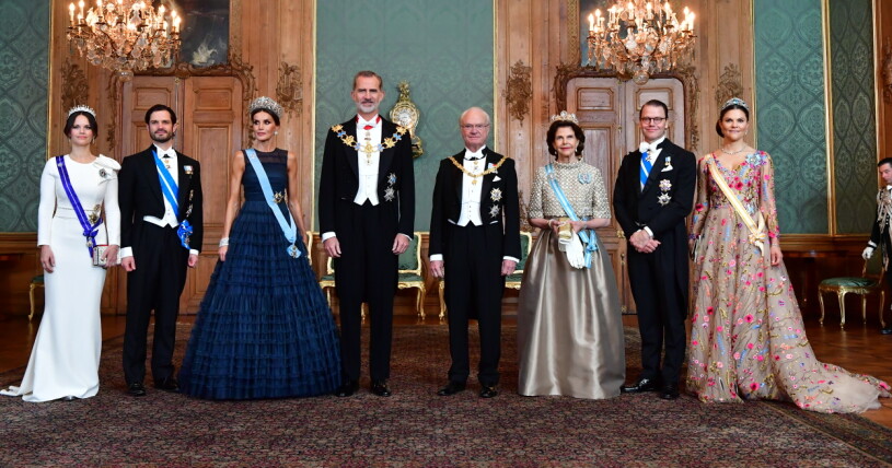 Från vänster prinsessan Sofia, prins Carl Philip, drottning Letizia, kung Felipe, kung Carl Gustaf, drottning Silvia, prins Daniel och kronprinsessan Victoria vid en bankett på Stockholms slott i samband med det spanska statsbesöket.
