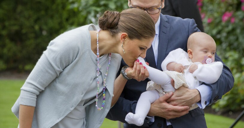 Victorias kärlek till sin dotter går nästan att ta på! Kronprinsessan Victoria pussar Estelles fot, 2012